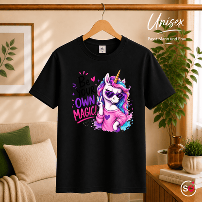 T-Shirt mit coolem Einhorn & Spruch "Be Your Own Magic" | Magisches Statement-Design - StyleOne