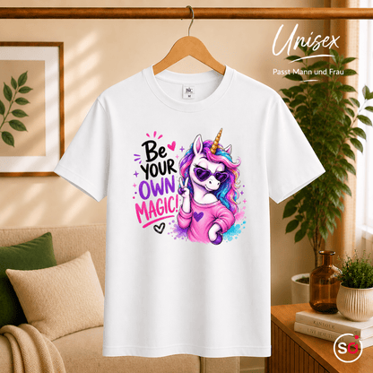 T-Shirt mit coolem Einhorn & Spruch "Be Your Own Magic" | Magisches Statement-Design - StyleOne