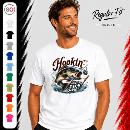 T-Shirt mit 'Hookin' Ain't Easy' Spruch | Dynamisches Barsch-Angelmotiv im Comic-Stil - StyleOne