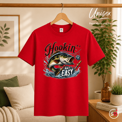 T-Shirt mit 'Hookin' Ain't Easy' Spruch | Dynamisches Barsch-Angelmotiv im Comic-Stil - StyleOne