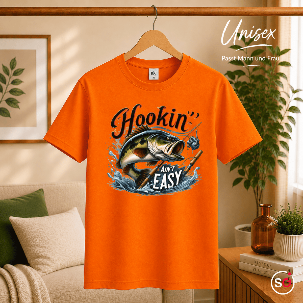 T-Shirt mit 'Hookin' Ain't Easy' Spruch | Dynamisches Barsch-Angelmotiv im Comic-Stil - StyleOne