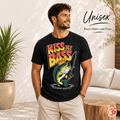 T-Shirt mit "Kiss My Bass" Spruch – Lustiges Angler-Design mit gekröntem Barsch - StyleOne