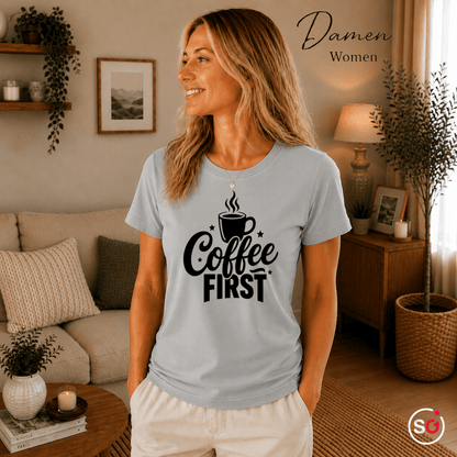 T-Shirt mit Spruch "Coffee First" und dampfender Kaffeetasse - StyleOne