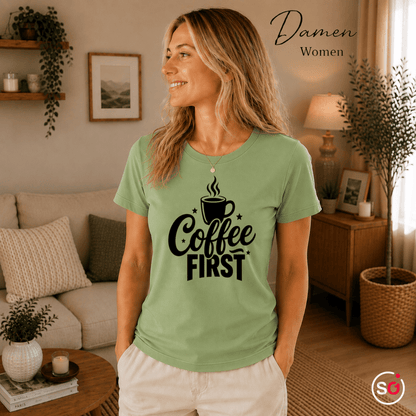 T-Shirt mit Spruch "Coffee First" und dampfender Kaffeetasse - StyleOne