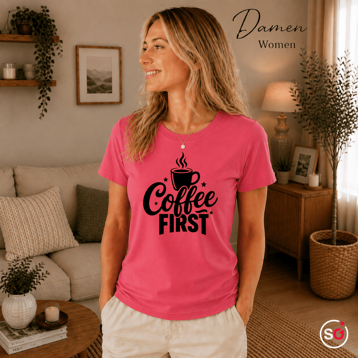 T-Shirt mit Spruch "Coffee First" und dampfender Kaffeetasse - StyleOne