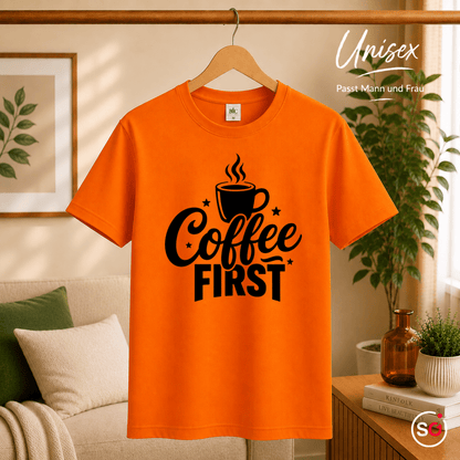 T-Shirt mit Spruch "Coffee First" und dampfender Kaffeetasse - StyleOne