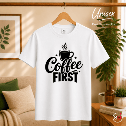 T-Shirt mit Spruch "Coffee First" und dampfender Kaffeetasse - StyleOne
