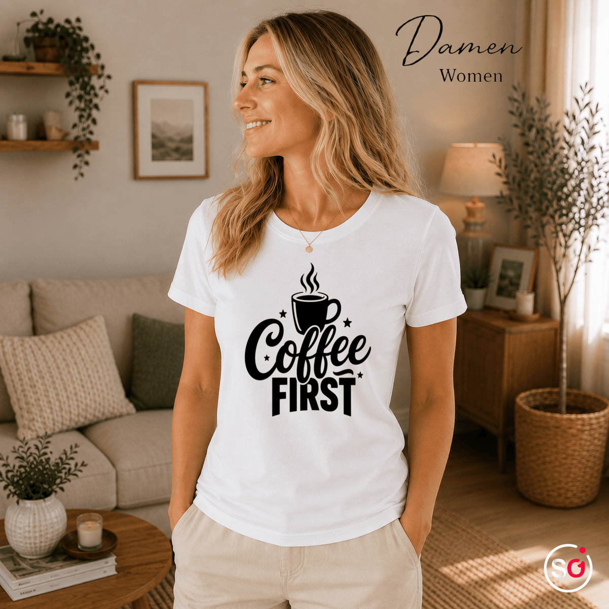 T-Shirt mit Spruch "Coffee First" und dampfender Kaffeetasse - StyleOne