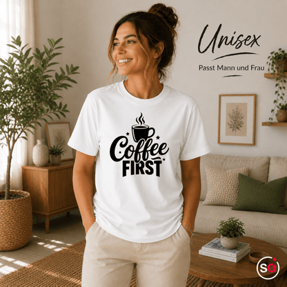 T-Shirt mit Spruch "Coffee First" und dampfender Kaffeetasse - StyleOne