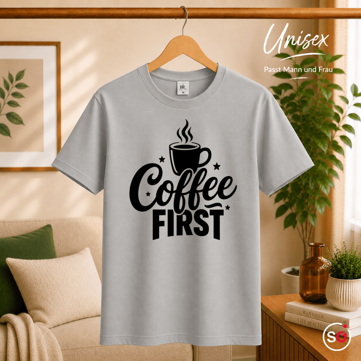 T-Shirt mit Spruch "Coffee First" und dampfender Kaffeetasse - StyleOne