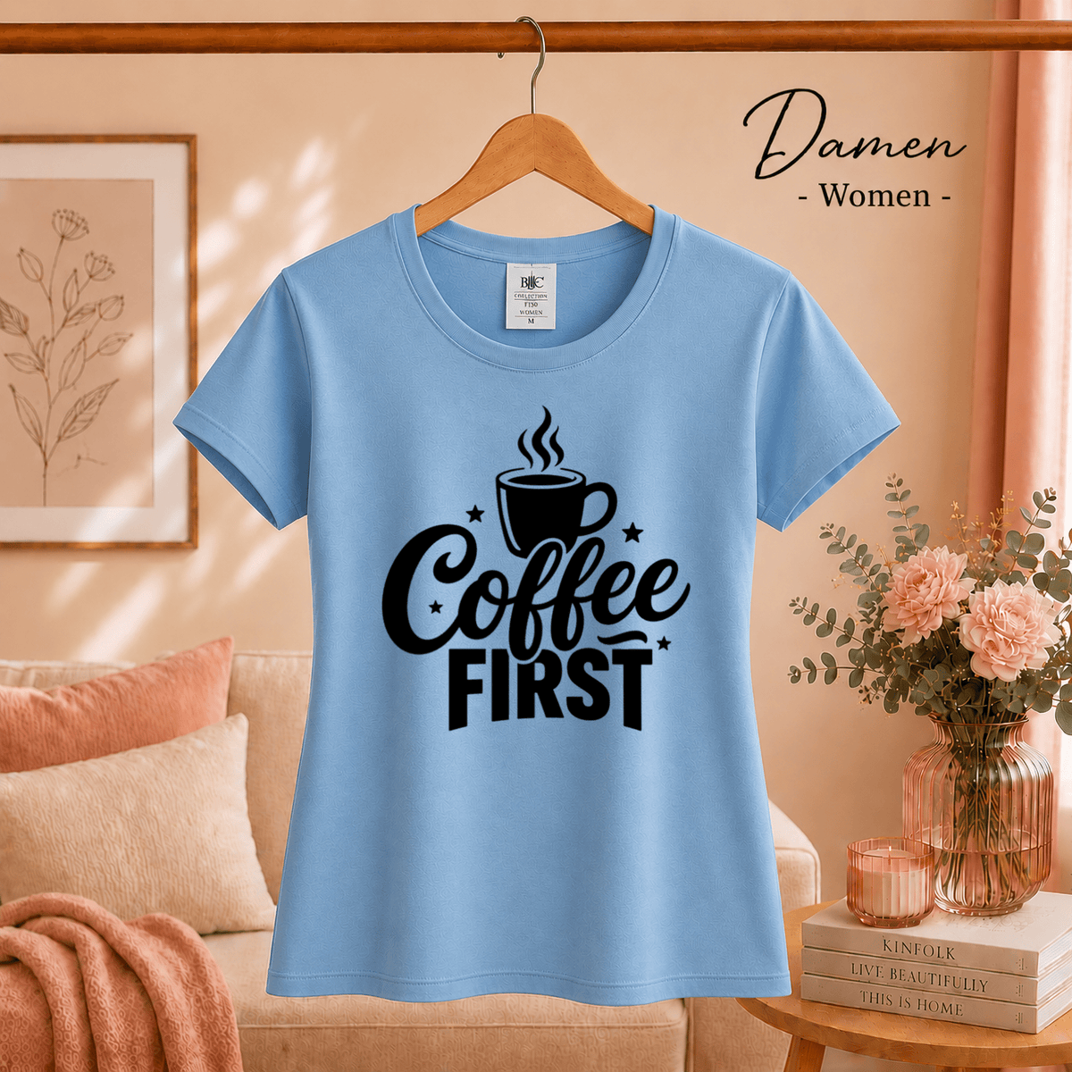 T-Shirt mit Spruch "Coffee First" und dampfender Kaffeetasse - StyleOne
