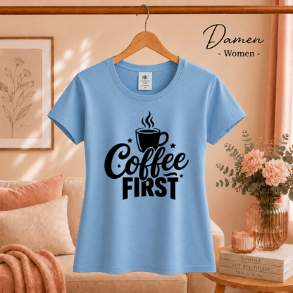 T-Shirt mit Spruch "Coffee First" und dampfender Kaffeetasse - StyleOne