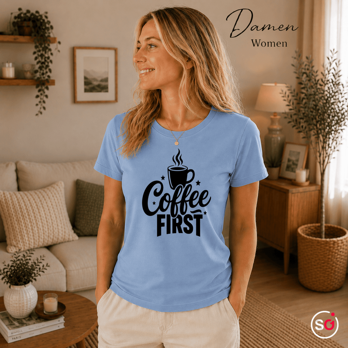 T-Shirt mit Spruch "Coffee First" und dampfender Kaffeetasse - StyleOne
