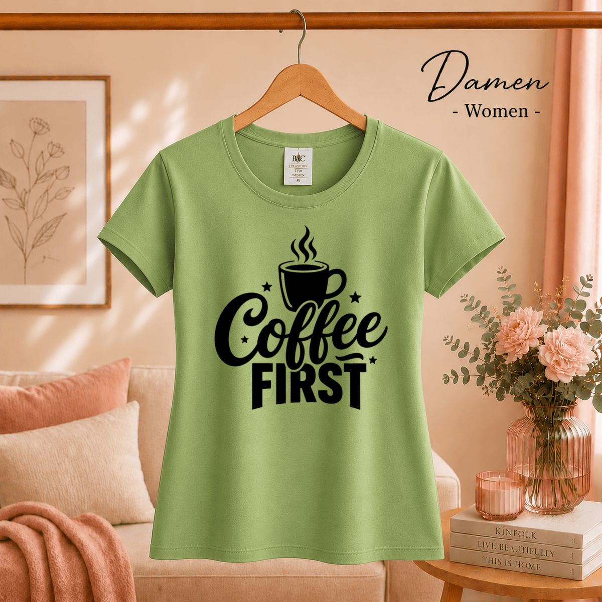 T-Shirt mit Spruch "Coffee First" und dampfender Kaffeetasse - StyleOne