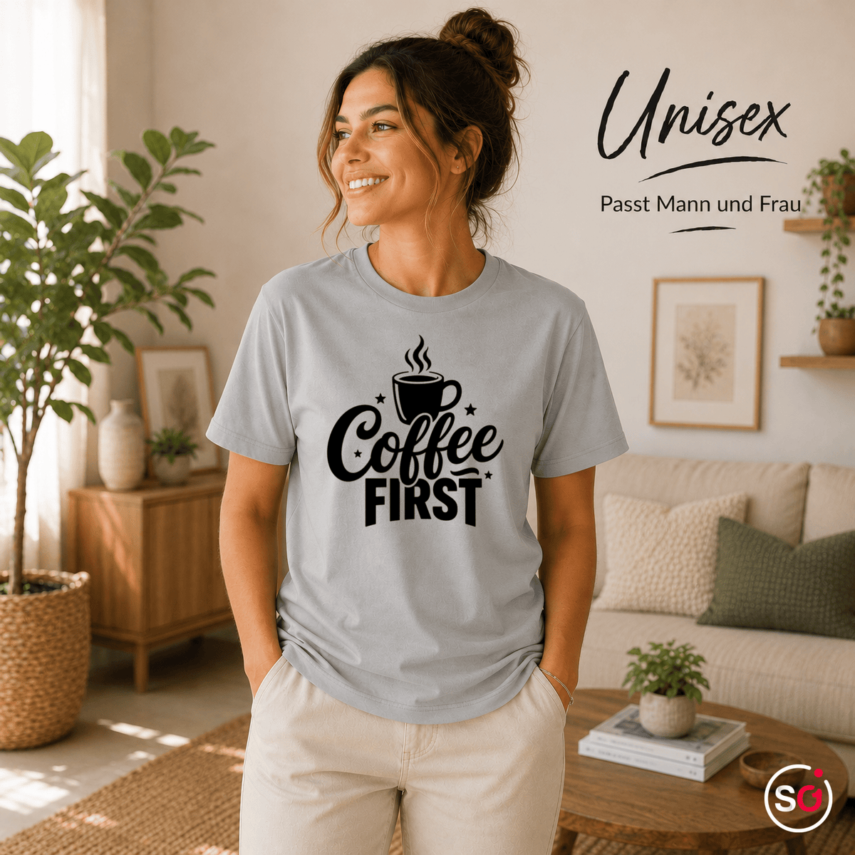 T-Shirt mit Spruch "Coffee First" und dampfender Kaffeetasse - StyleOne