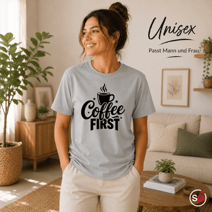 T-Shirt mit Spruch "Coffee First" und dampfender Kaffeetasse - StyleOne