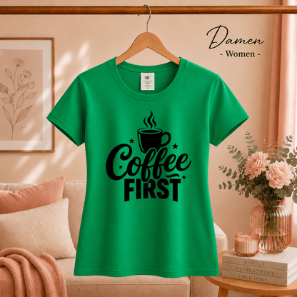 T-Shirt mit Spruch "Coffee First" und dampfender Kaffeetasse - StyleOne