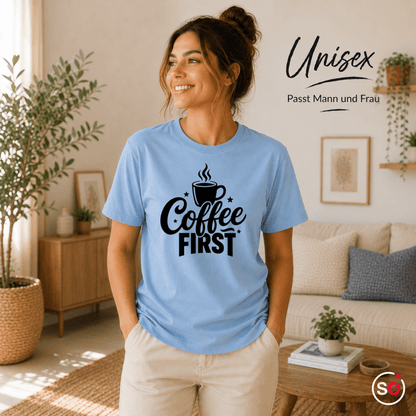 T-Shirt mit Spruch "Coffee First" und dampfender Kaffeetasse - StyleOne