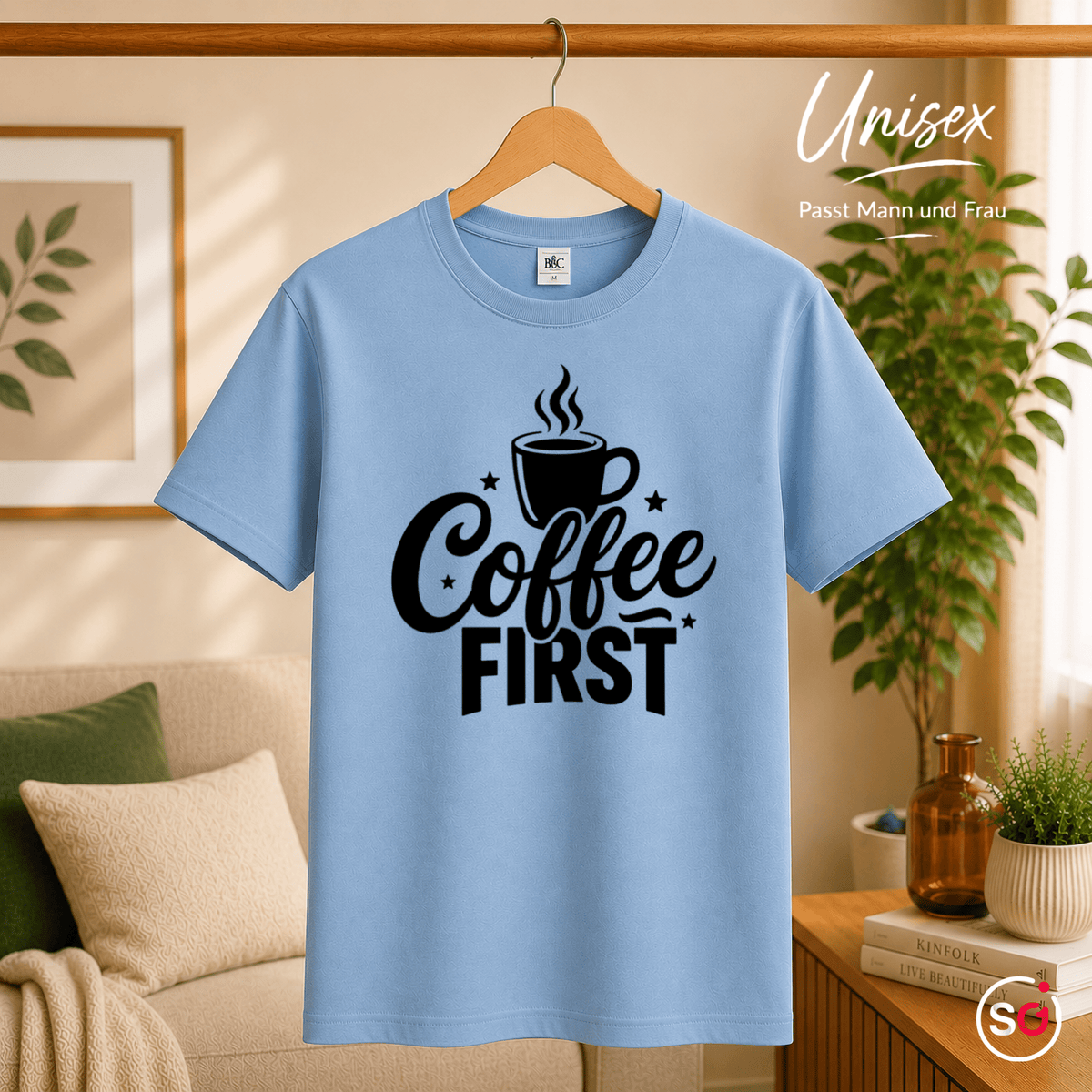 T-Shirt mit Spruch "Coffee First" und dampfender Kaffeetasse - StyleOne