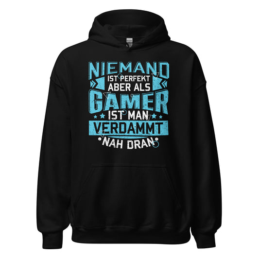Hochwertiger Gaming Kapuzenpullover | Spruch: "Als Gamer verdammt nah dran!"
