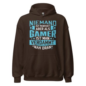 Hochwertiger Gaming Kapuzenpullover | Spruch: "Als Gamer verdammt nah dran!"
