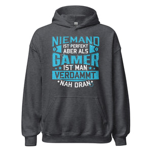 Hochwertiger Gaming Kapuzenpullover | Spruch: "Als Gamer verdammt nah dran!"