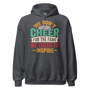 Inspiration statt Ruhm: Cheerleader Hoodie mit dem Slogan 'We don't CHEER for the Fame
