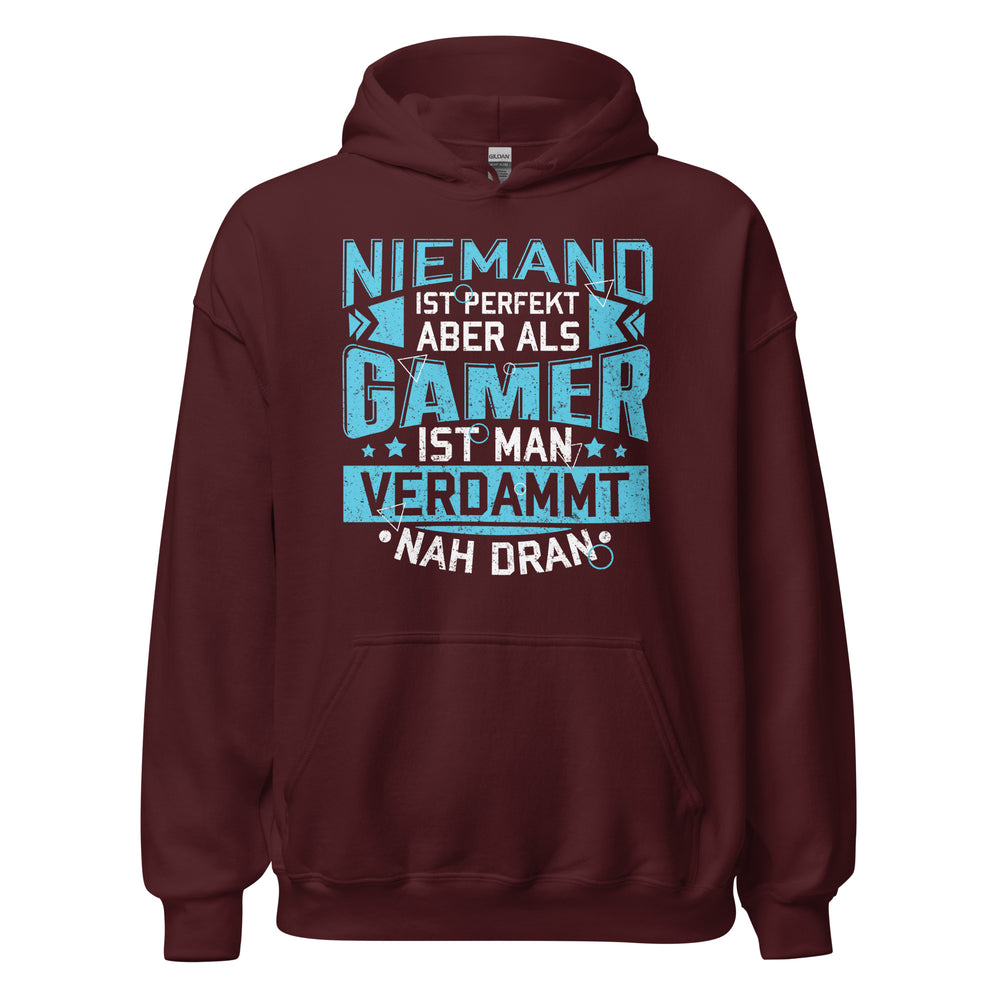 Hochwertiger Gaming Kapuzenpullover | Spruch: "Als Gamer verdammt nah dran!"