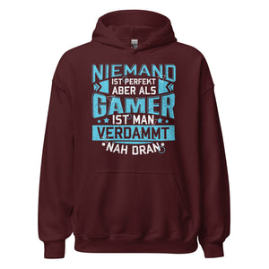 Hochwertiger Gaming Kapuzenpullover | Spruch: "Als Gamer verdammt nah dran!"