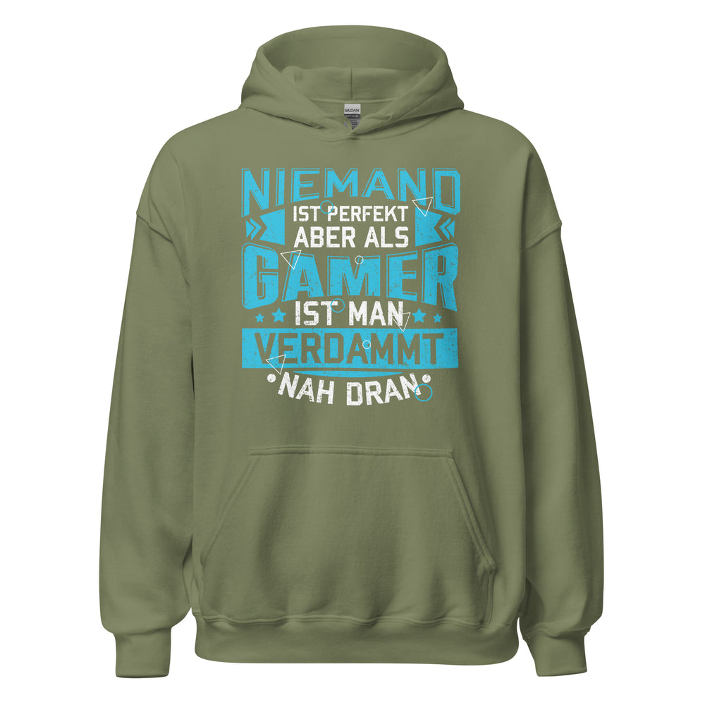 Hochwertiger Gaming Kapuzenpullover | Spruch: "Als Gamer verdammt nah dran!"