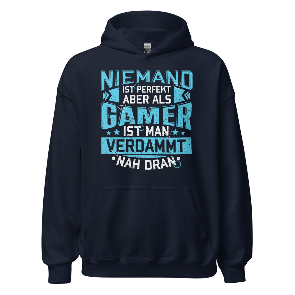 Hochwertiger Gaming Kapuzenpullover | Spruch: "Als Gamer verdammt nah dran!"