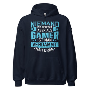 Hochwertiger Gaming Kapuzenpullover | Spruch: "Als Gamer verdammt nah dran!"