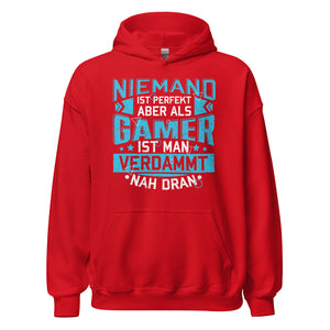 Hochwertiger Gaming Kapuzenpullover | Spruch: "Als Gamer verdammt nah dran!"