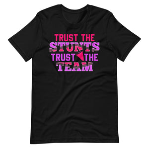 Vertraue den Stunts, vertraue dem Team: Cheerleader T-Shirt für Zuversicht und Teamgeist