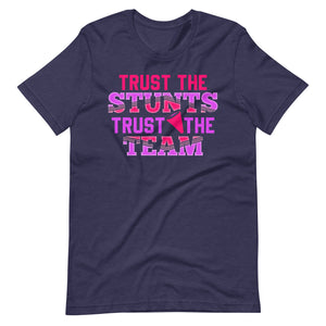 Vertraue den Stunts, vertraue dem Team: Cheerleader T-Shirt für Zuversicht und Teamgeist